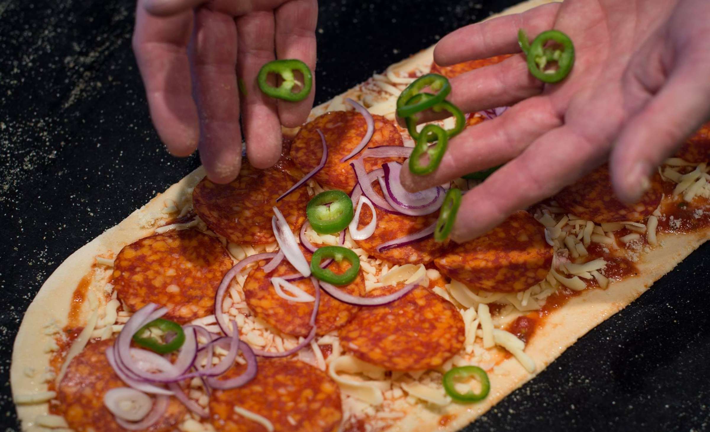 Pizza frisch, frische Pizza, handgemachte Pizza
